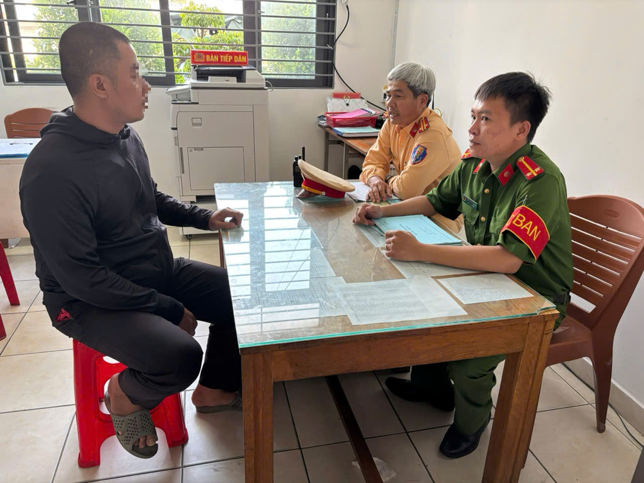 Công an TP HCM truy tìm 1 thanh niên mặc áo Grab đập kính xe tải- Ảnh 1.