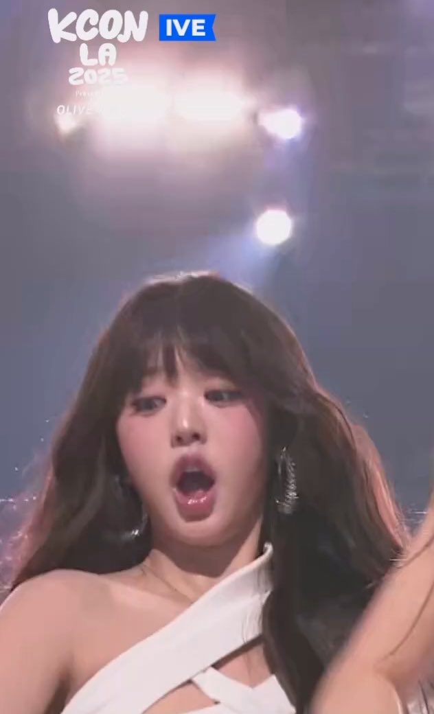 3 giây bị "quăng mic" khiến công chúa Kpop giật thót tim- Ảnh 3.