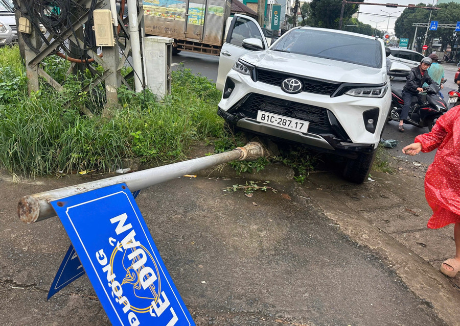 Phá cửa xe 7 chỗ, cứu người đàn ông nghi đột quỵ- Ảnh 1.