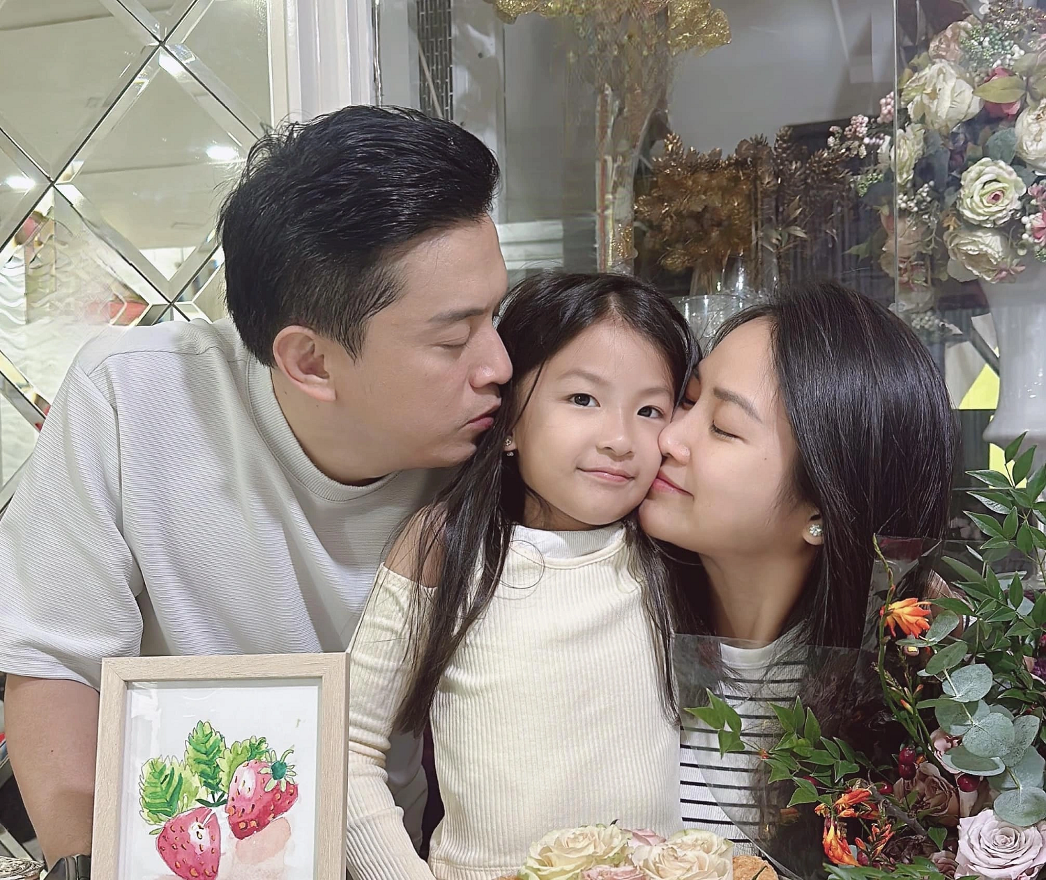 Chuyện tình đặc biệt của nam ca sĩ nổi tiếng cưới fan kém 17 tuổi, hạnh phúc làm bố lần 3 ở tuổi 51- Ảnh 3.