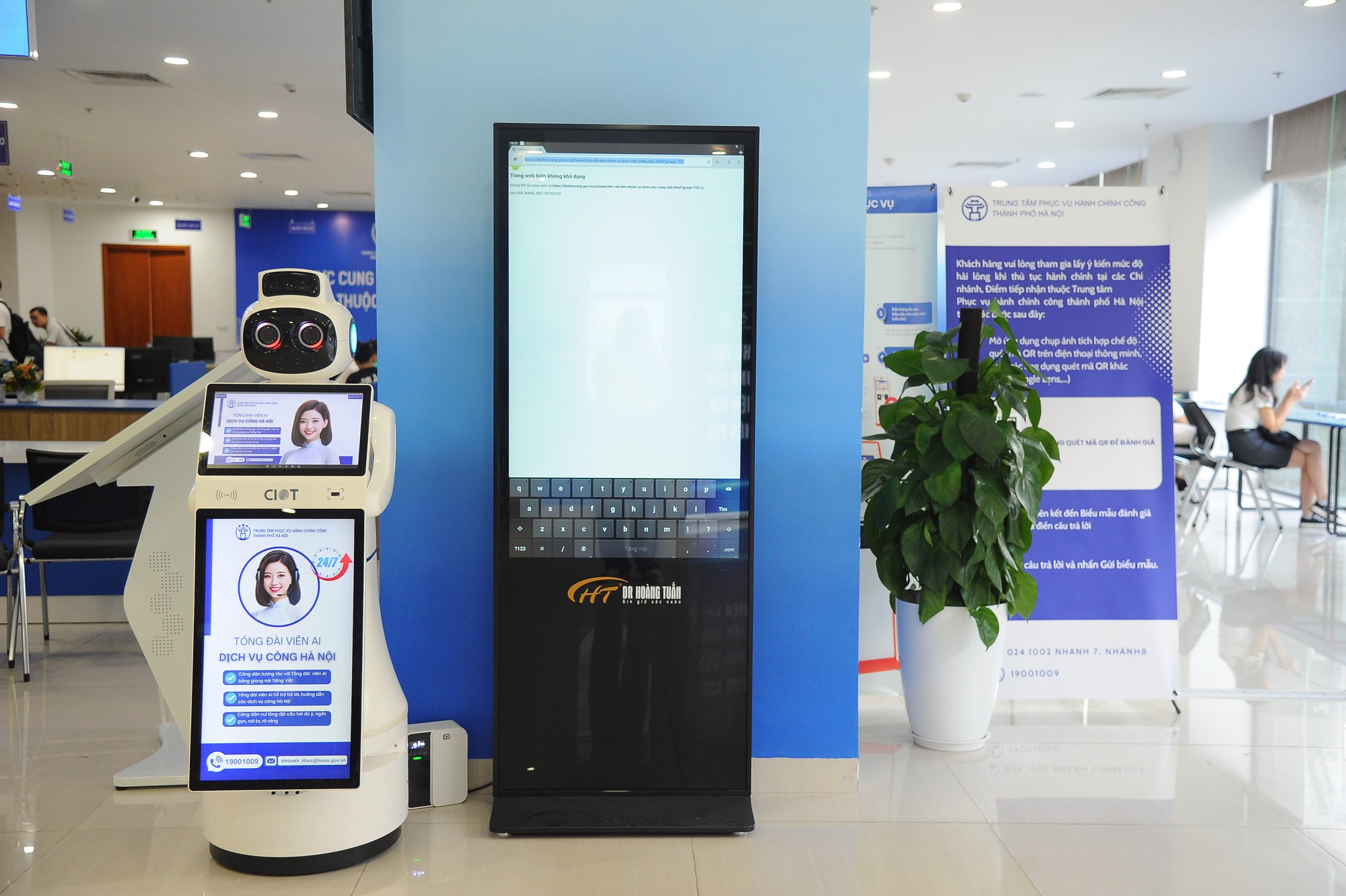 Người dân Hà Nội bất ngờ nhận được rất nhiều tiện ích miễn phí khi đi làm thủ tục hành chính- Ảnh 7. Người dân Hà Nội bất ngờ nhận được rất nhiều tiện ích miễn phí khi đi làm thủ tục hành chính- Ảnh 7.