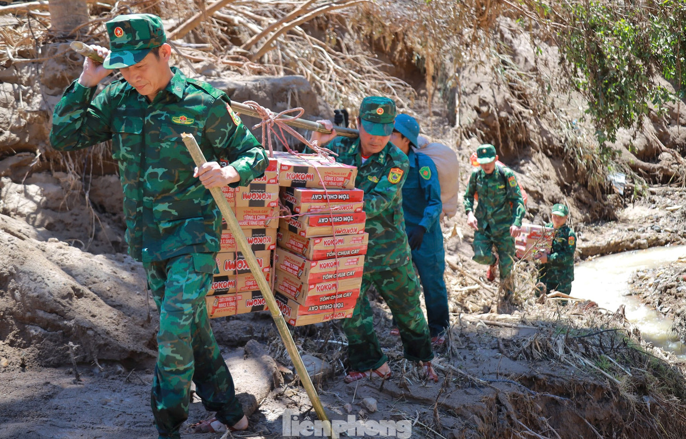 Vượt núi, vượt sông cõng hàng cứu trợ vào tiếp tế người dân đang bị cô lập do lũ- Ảnh 1.