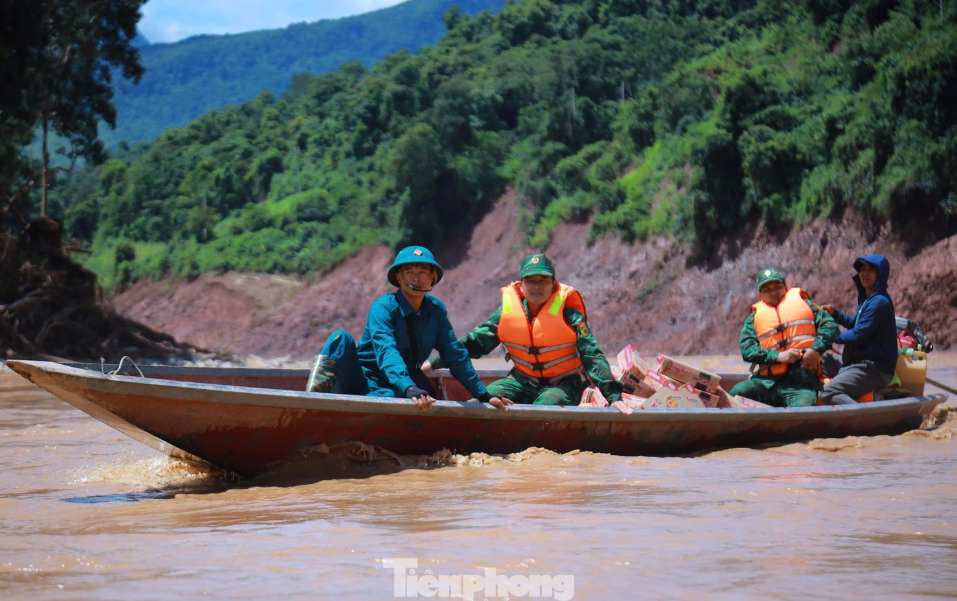 Vượt núi, vượt sông cõng hàng cứu trợ vào tiếp tế người dân đang bị cô lập do lũ- Ảnh 8.