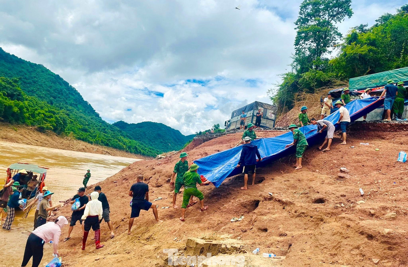 Vượt núi, vượt sông cõng hàng cứu trợ vào tiếp tế người dân đang bị cô lập do lũ- Ảnh 12.