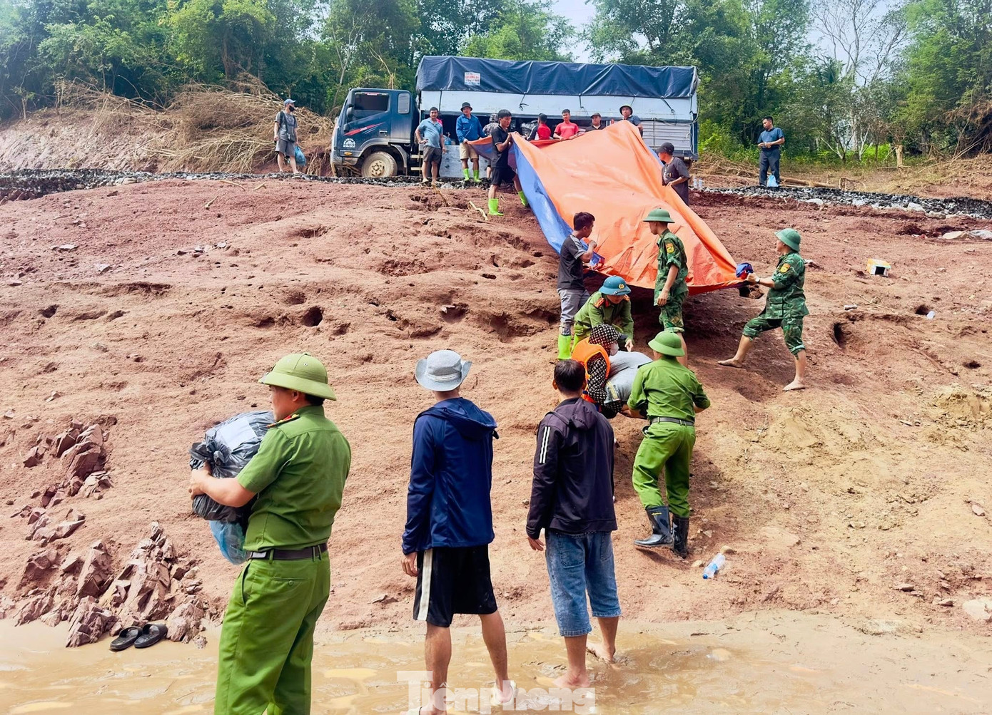 Vượt núi, vượt sông cõng hàng cứu trợ vào tiếp tế người dân đang bị cô lập do lũ- Ảnh 13.