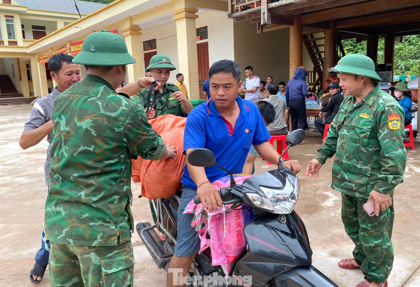 Vượt núi, vượt sông cõng hàng cứu trợ vào tiếp tế người dân đang bị cô lập do lũ- Ảnh 5.