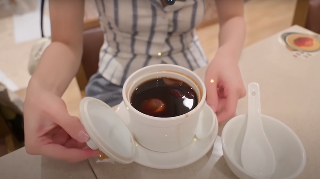Khách Việt ăn thử món trứng kỳ lạ ở Trung Quốc, ngỡ ngàng vì tưởng “lạc quẻ” nhưng ngon bất ngờ- Ảnh 1.