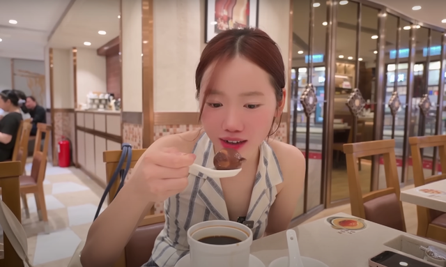 Khách Việt ăn thử món trứng kỳ lạ ở Trung Quốc, ngỡ ngàng vì tưởng “lạc quẻ” nhưng ngon bất ngờ- Ảnh 2.