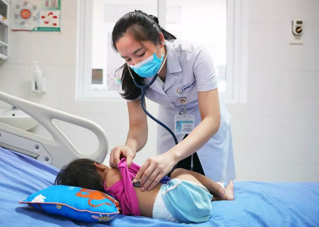 Nghe tiếng khóc ré lên của bé 21 tháng tuổi, cả nhà chạy vào thấy cảnh kinh hoàng- Ảnh 1.