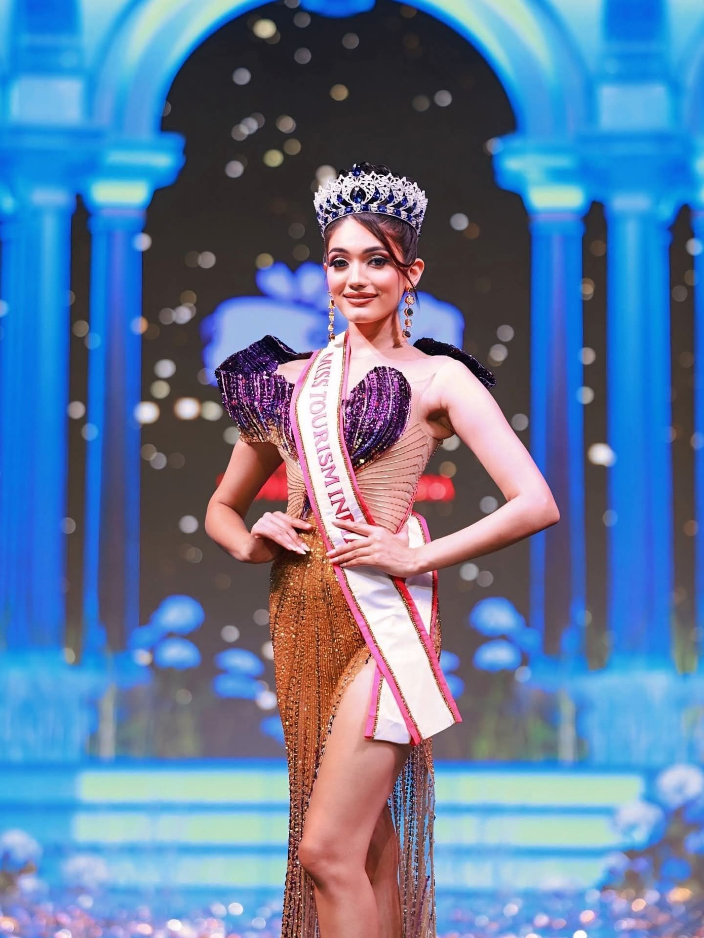 Hoa hậu từ bỏ danh hiệu sau một đêm đăng quang