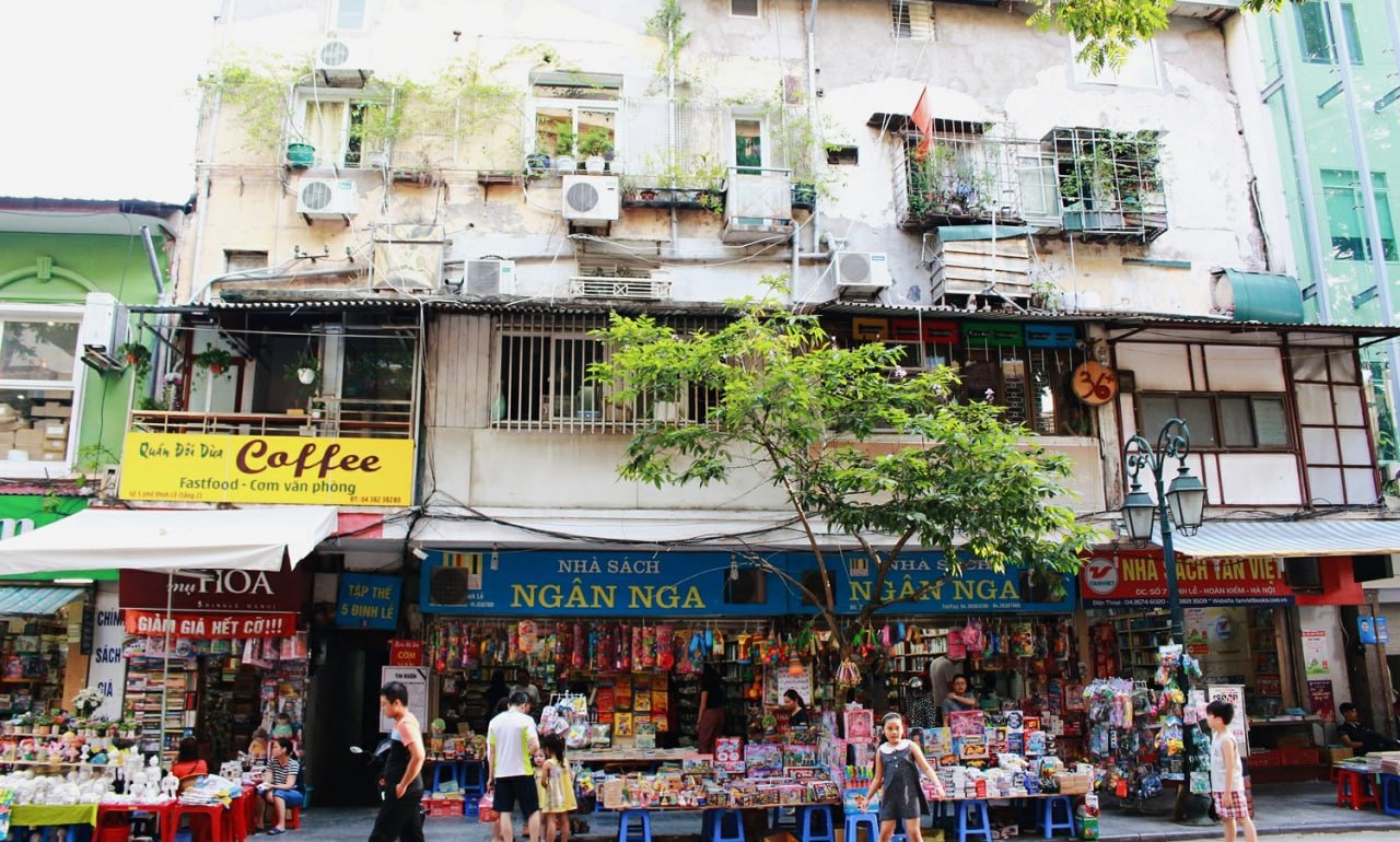 Phố sách Đinh Lễ đã đổi thay: Ngỡ ngàng vì tiệm Huy Hoàng đóng cửa, Ngân Nga bề thế nay thu hẹp, sạp cũ hóa quán cà phê…- Ảnh 2.