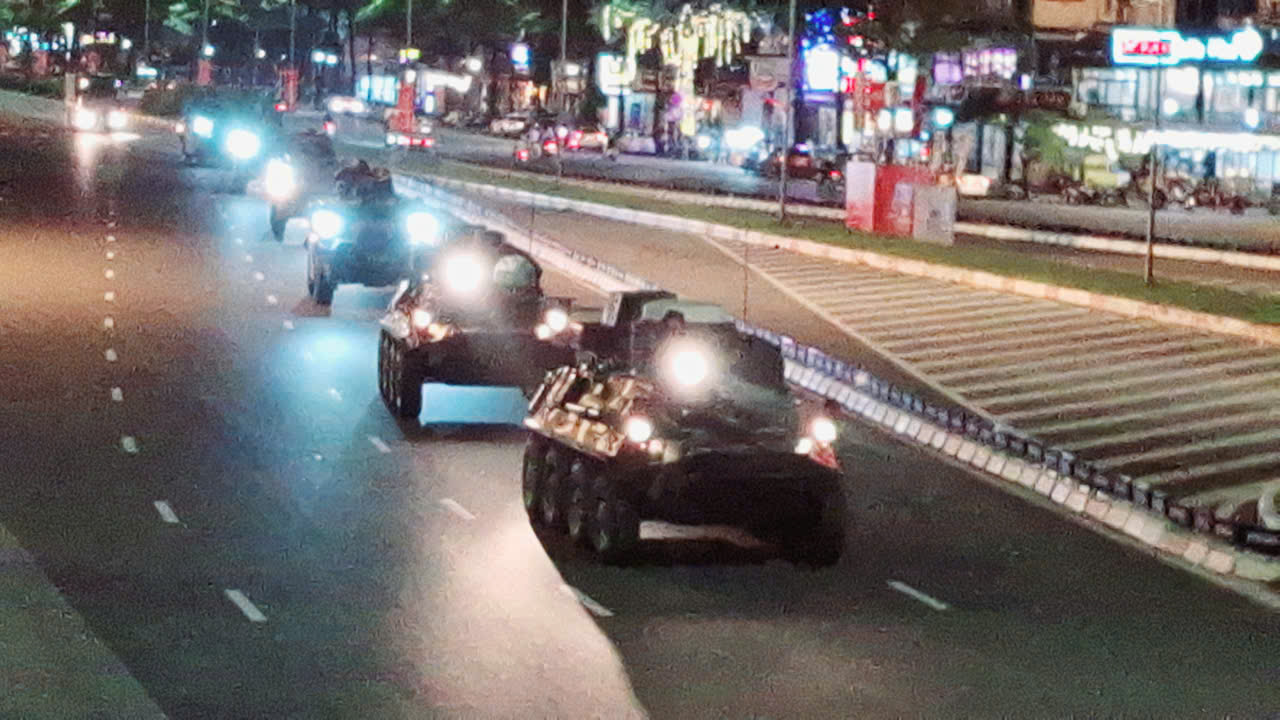 VIDEO: Xe pháo quân sự cơ động về trung tâm Hà Nội làm nhiệm vụ A80- Ảnh 2.