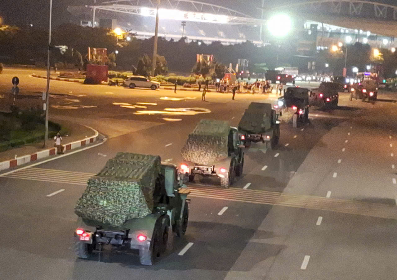 VIDEO: Xe pháo quân sự cơ động về trung tâm Hà Nội làm nhiệm vụ A80- Ảnh 5.