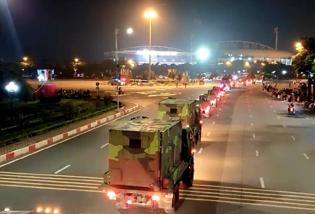 VIDEO: Xe pháo quân sự cơ động về trung tâm Hà Nội làm nhiệm vụ A80- Ảnh 3.