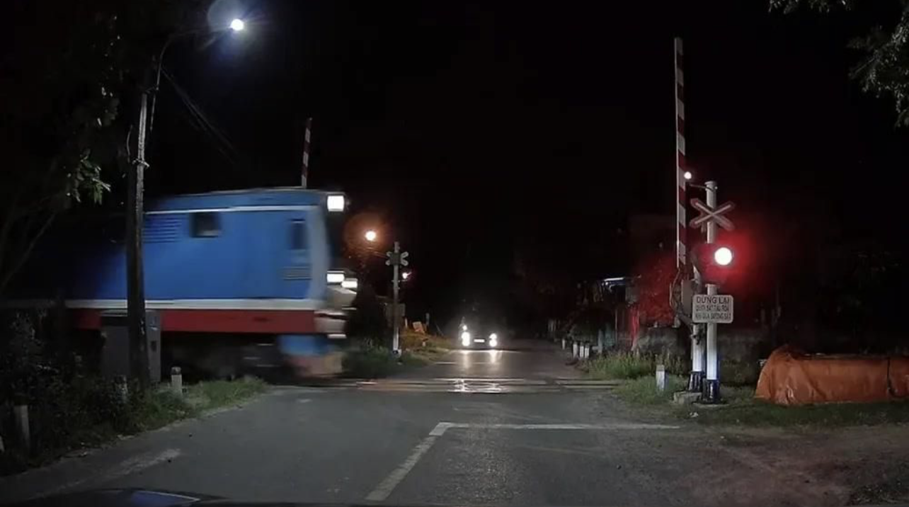 Thót tim cảnh barie tự động mở toang lúc tàu hỏa lao tới với tốc độ cao- Ảnh 2.