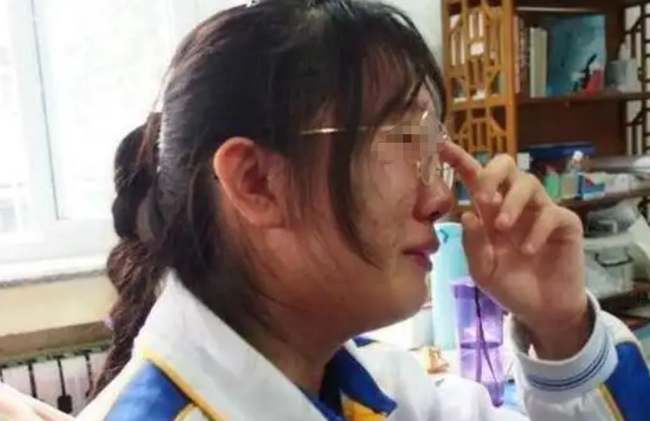 Nữ sinh trường trọng điểm 12 năm học giỏi nhưng thi đại học nộp giấy trắng, nhà trường sửng sốt khi biết nguyên do: "Em cố tình thi trượt"- Ảnh 1.