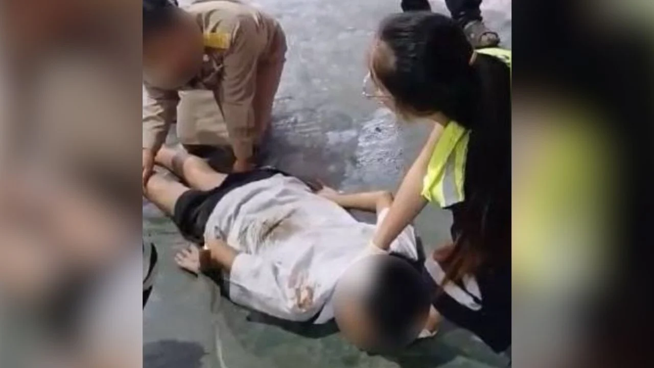 Đến trường đón vợ là giáo viên, chồng cán qua người nam sinh, camera an ninh ghi lại cảnh gây phẫn nộ- Ảnh 2.