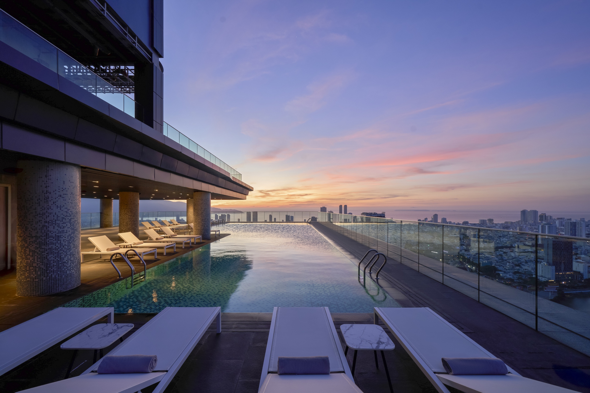 Thành phố đáng sống nhất Việt Nam vừa có thêm khách sạn đạt chuẩn 5 sao, view pháo hoa nhìn thôi là muốn đặt phòng ngay- Ảnh 5.