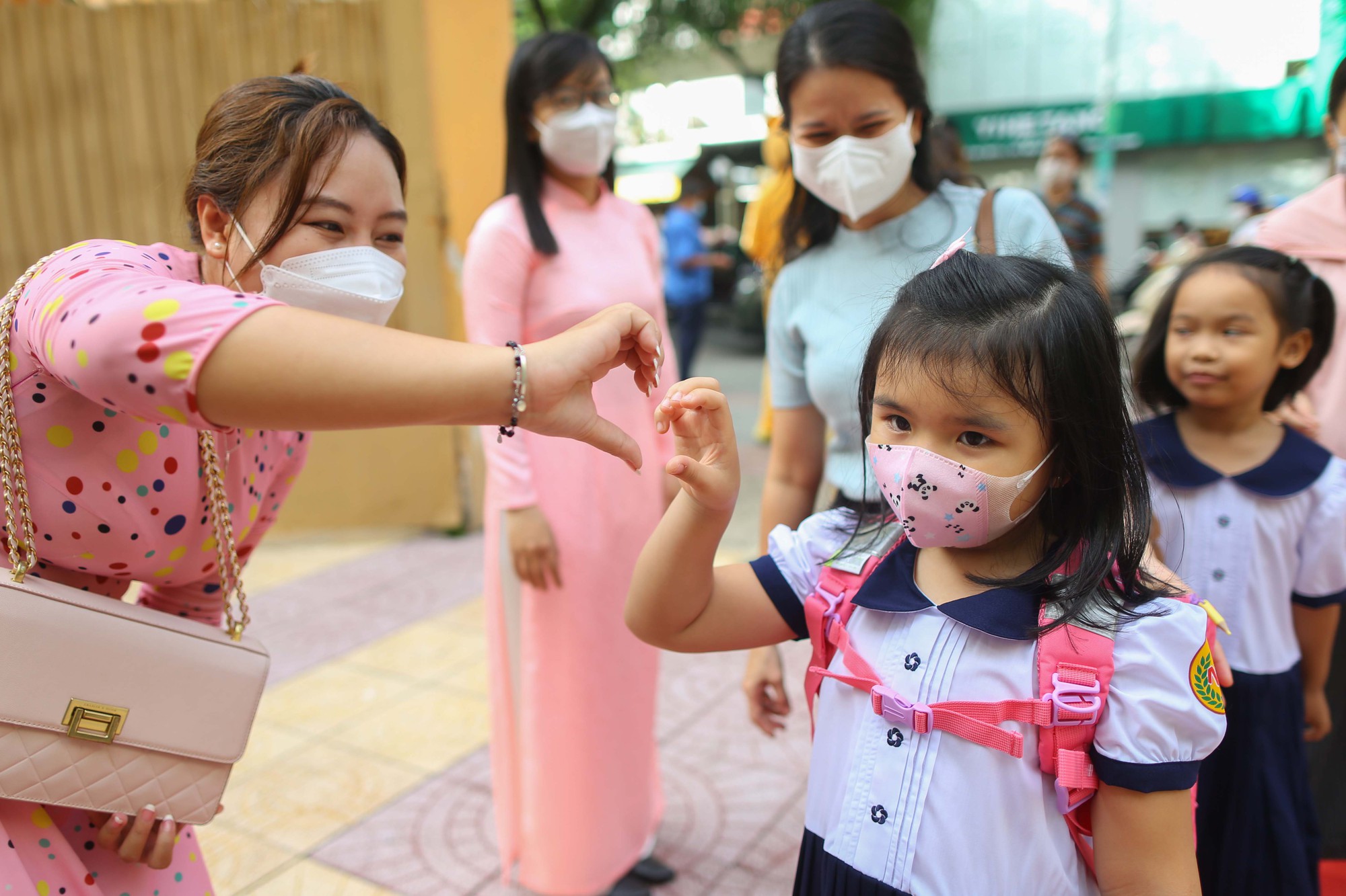 TP HCM: Hôm nay, học sinh lớp 1, 9, 12 tựu trường- Ảnh 1.
