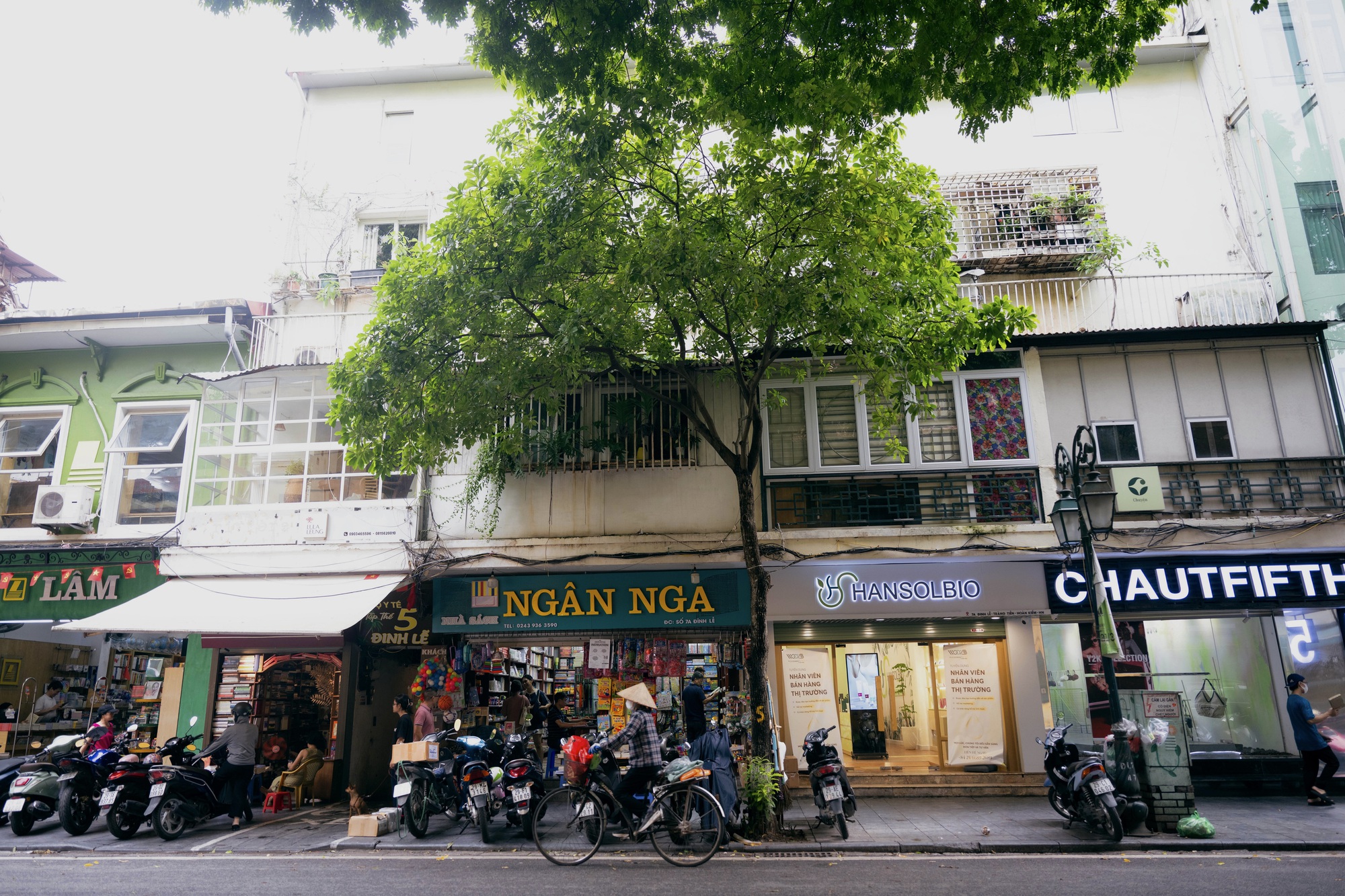 Phố sách Đinh Lễ đã đổi thay: Ngỡ ngàng vì tiệm Huy Hoàng đóng cửa, Ngân Nga bề thế nay thu hẹp, sạp cũ hóa quán cà phê…- Ảnh 3.