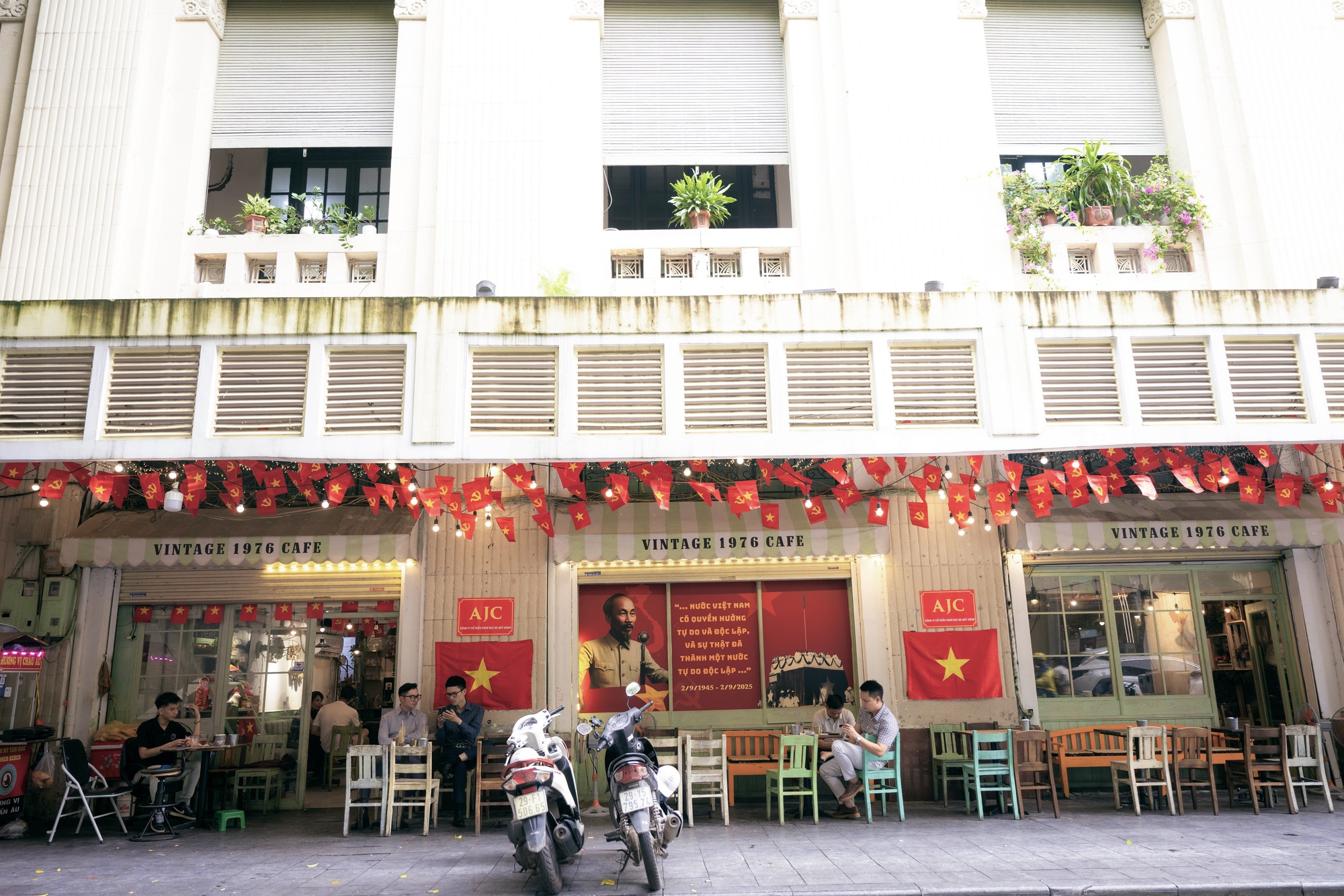 Phố sách Đinh Lễ đã đổi thay: Ngỡ ngàng vì tiệm Huy Hoàng đóng cửa, Ngân Nga bề thế nay thu hẹp, sạp cũ hóa quán cà phê…- Ảnh 5.