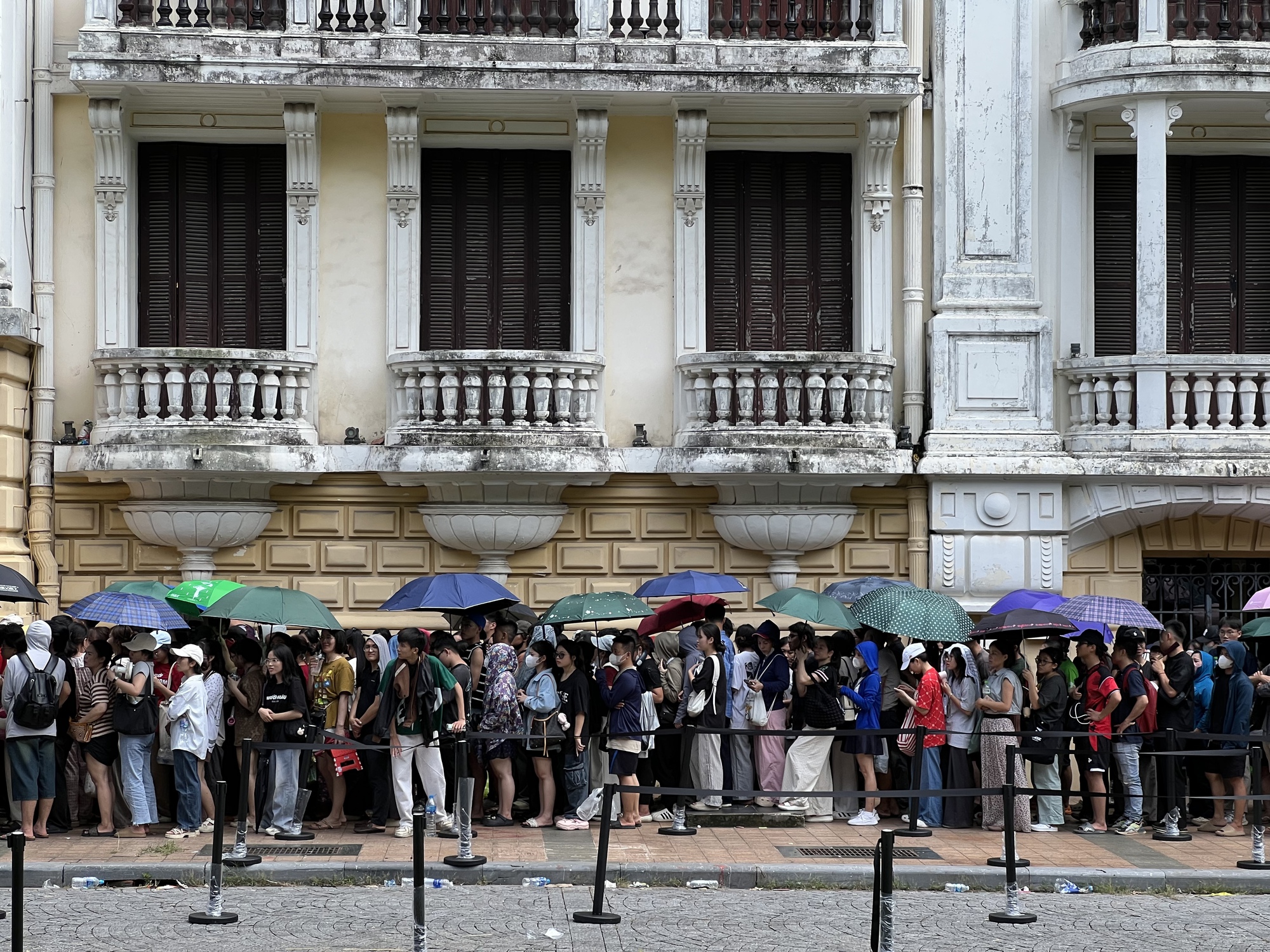 Nhà hát Lớn Hà Nội đông nghẹt người xếp hàng từ sớm, có gì hot đến vậy?- Ảnh 18.