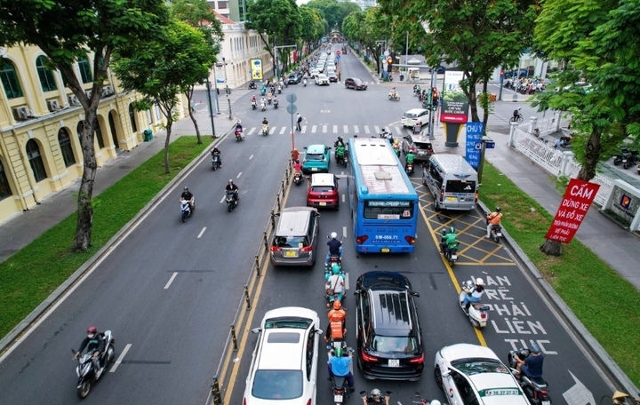 Tạm ngưng các phương tiện đi vào đường Lê Duẩn, TP.HCM ngày 23/8- Ảnh 1.