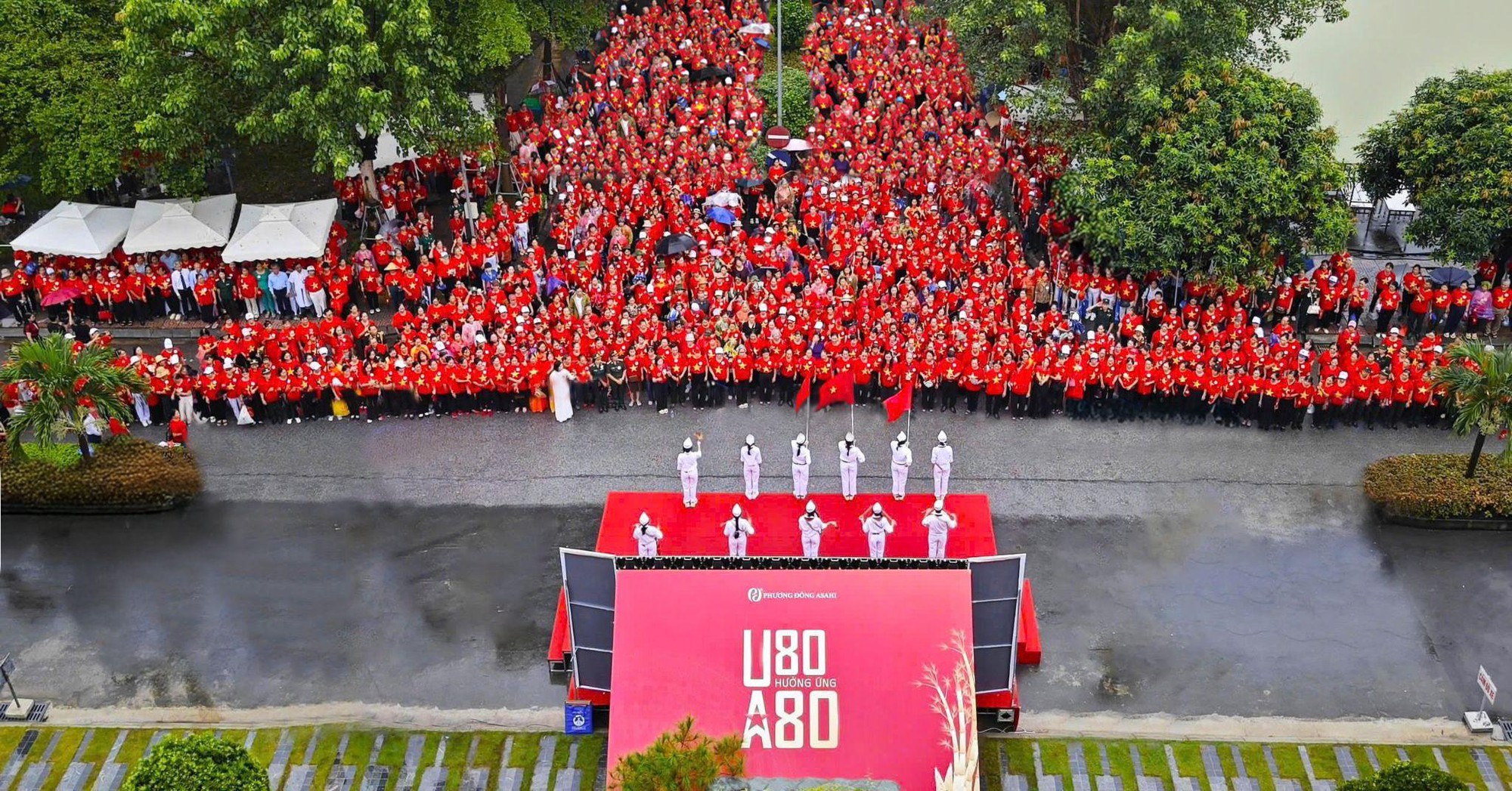 Tuyệt đối điện ảnh: 1360 người cao tuổi khoác áo cờ đỏ sao vàng, lập kỷ lục hát Quốc ca đầy xúc động- Ảnh 1.
