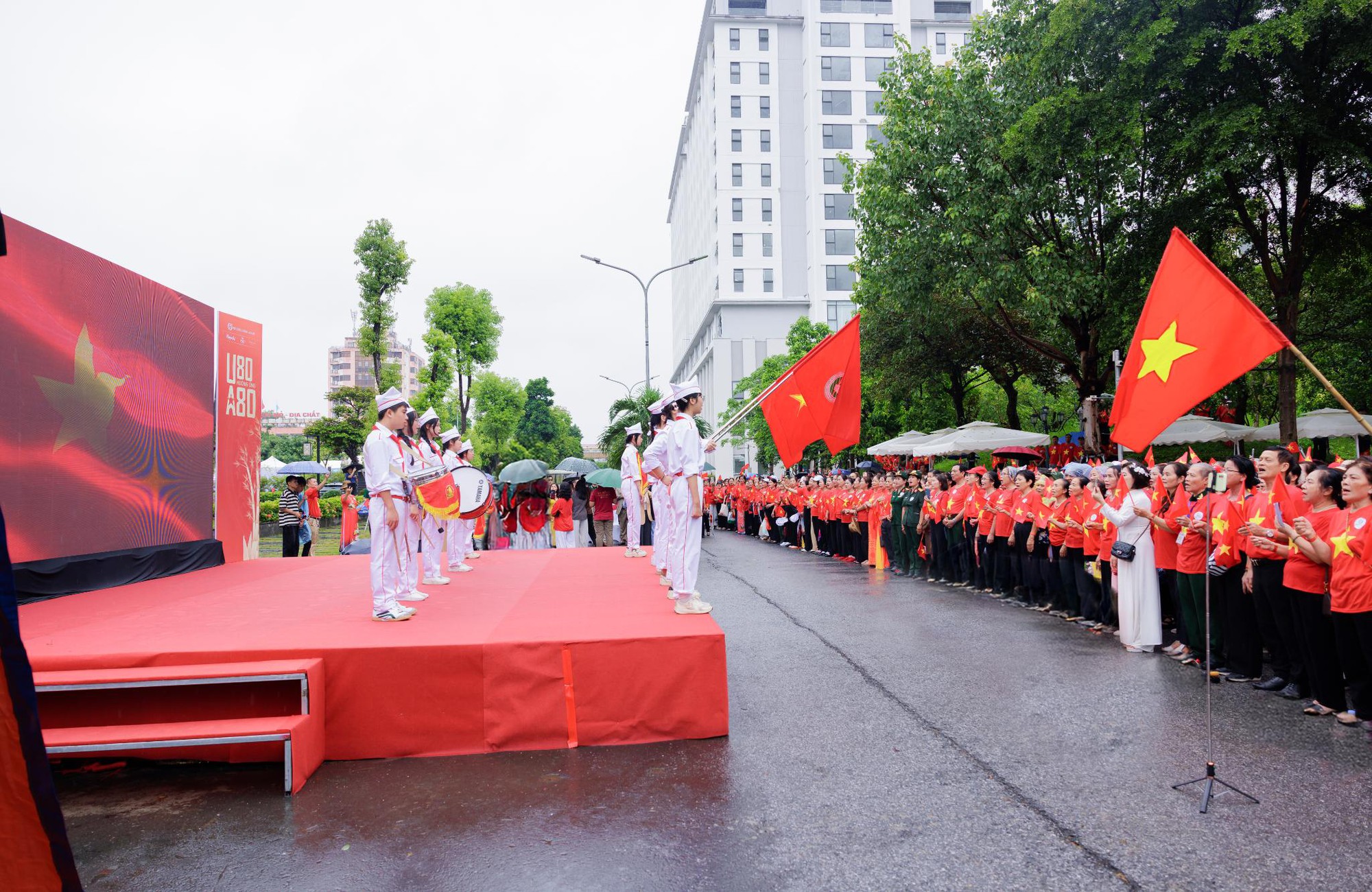 Tuyệt đối điện ảnh: 1360 người cao tuổi khoác áo cờ đỏ sao vàng, lập kỷ lục hát Quốc ca đầy xúc động- Ảnh 4.