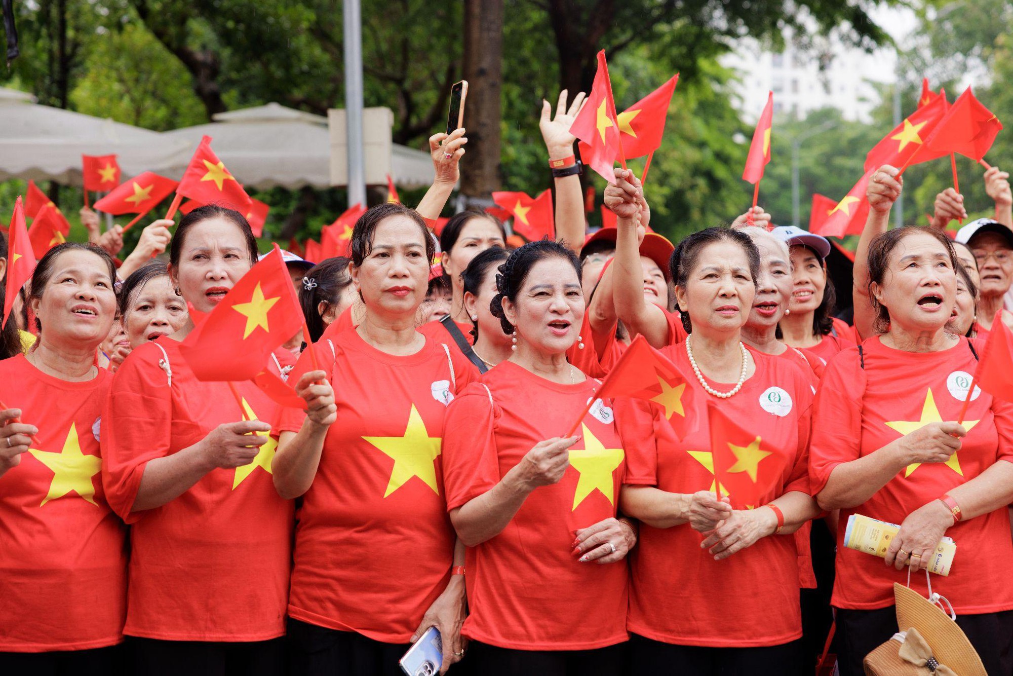 Tuyệt đối điện ảnh: 1360 người cao tuổi khoác áo cờ đỏ sao vàng, lập kỷ lục hát Quốc ca đầy xúc động- Ảnh 5.
