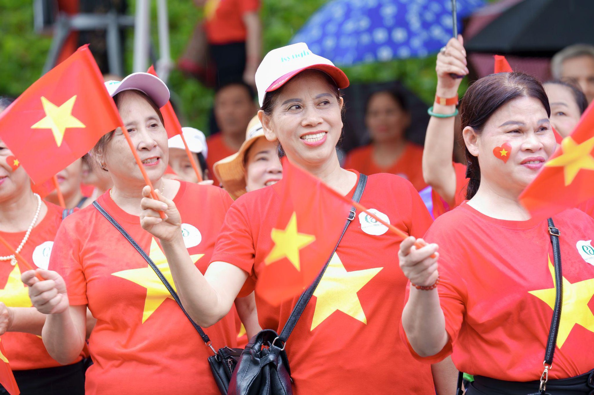 Tuyệt đối điện ảnh: 1360 người cao tuổi khoác áo cờ đỏ sao vàng, lập kỷ lục hát Quốc ca đầy xúc động- Ảnh 6.