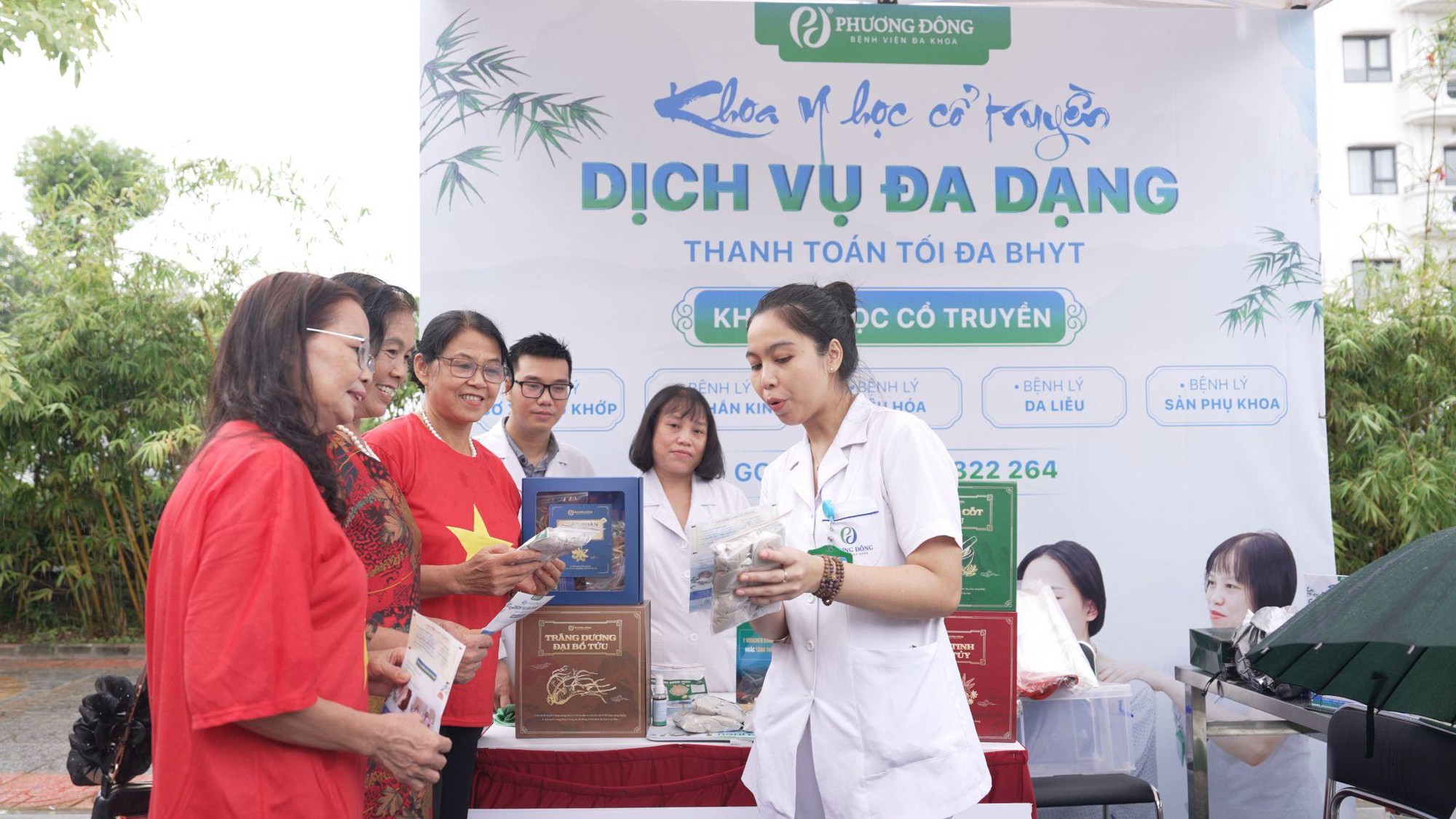 Tuyệt đối điện ảnh: 1360 người cao tuổi khoác áo cờ đỏ sao vàng, lập kỷ lục hát Quốc ca đầy xúc động- Ảnh 9.