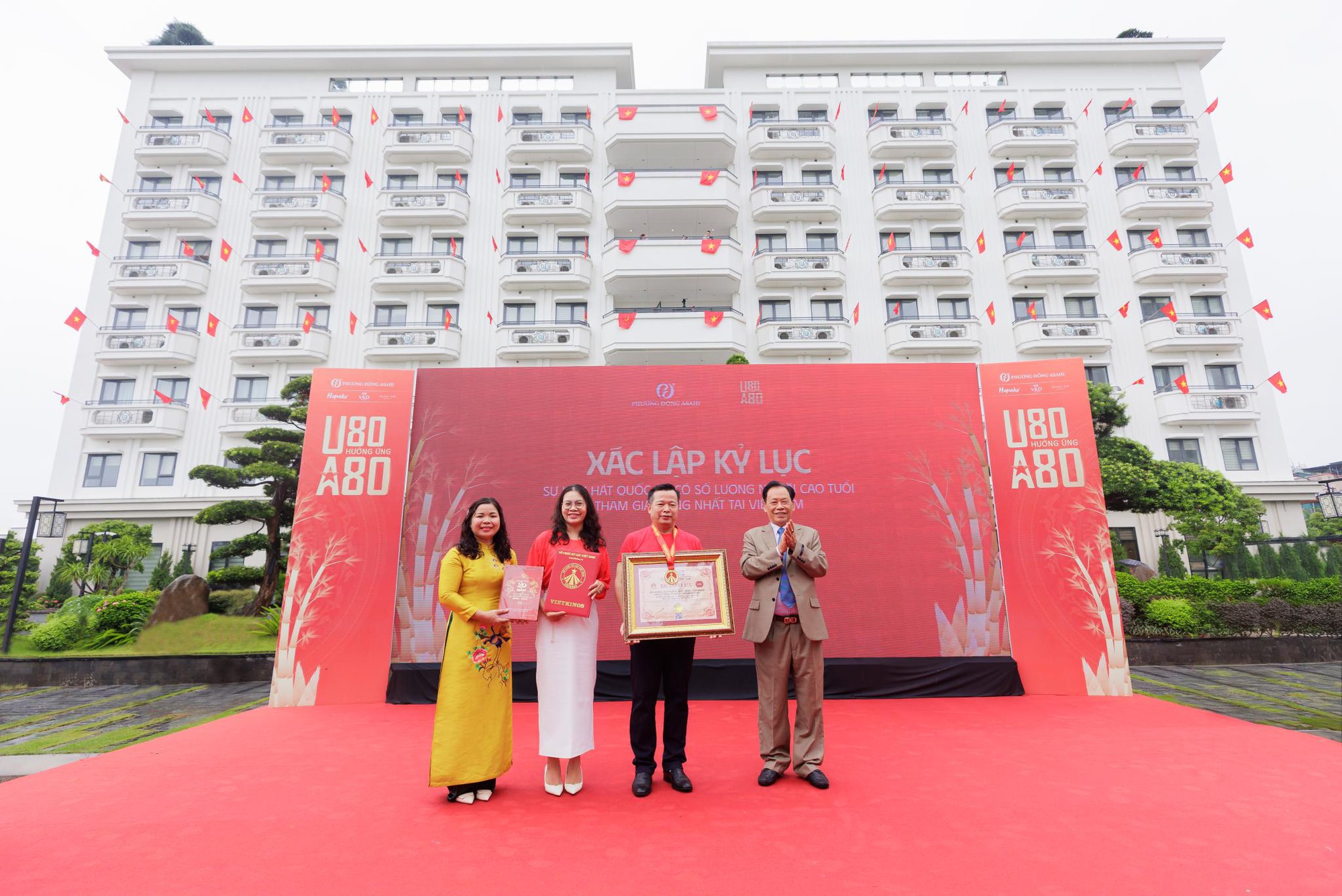 Tuyệt đối điện ảnh: 1360 người cao tuổi khoác áo cờ đỏ sao vàng, lập kỷ lục hát Quốc ca đầy xúc động- Ảnh 10.