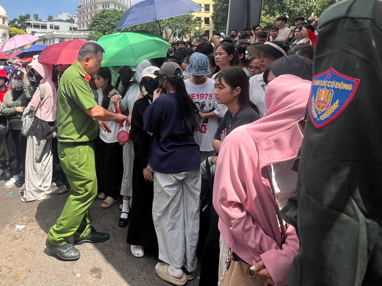 Nhà hát Lớn Hà Nội đông nghẹt người xếp hàng từ sớm, có gì hot đến vậy?- Ảnh 16.