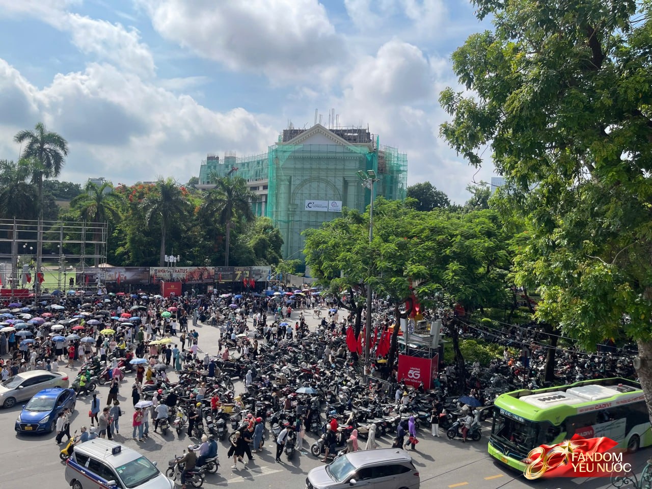 Nhà hát Lớn Hà Nội đông nghẹt người xếp hàng từ sớm, có gì hot đến vậy?- Ảnh 1.