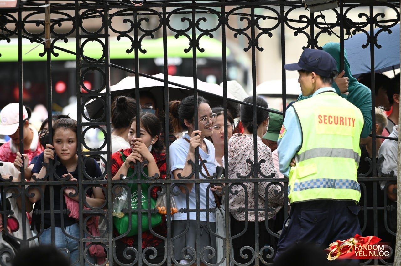 Nhà hát Lớn Hà Nội đông nghẹt người xếp hàng từ sớm, có gì hot đến vậy?- Ảnh 5.