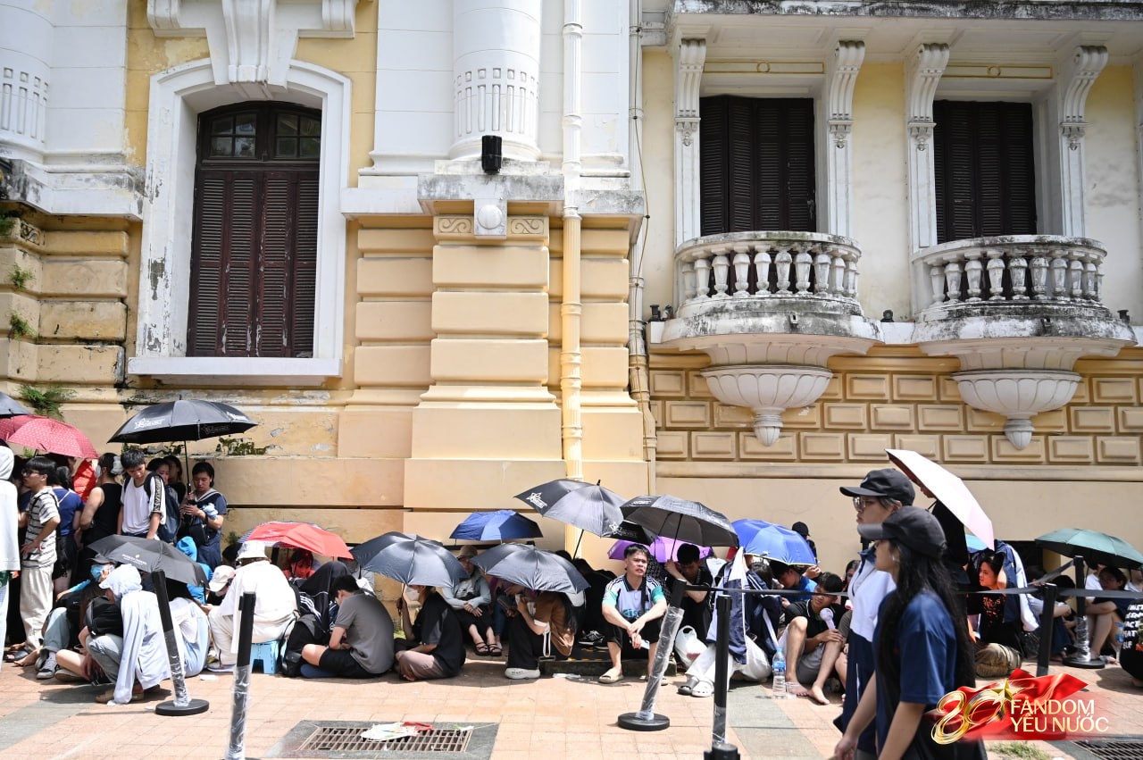 Nhà hát Lớn Hà Nội đông nghẹt người xếp hàng từ sớm, có gì hot đến vậy?- Ảnh 9.