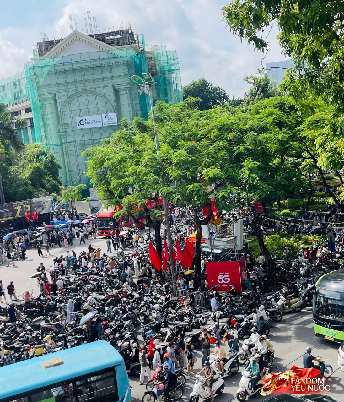 Nhà hát Lớn Hà Nội đông nghẹt người xếp hàng từ sớm, có gì hot đến vậy?- Ảnh 4.