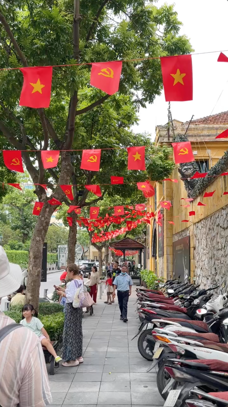 Những con phố cờ hoa rực rỡ nhất Hà Nội ngay lúc này, thu hút dân tình đến chụp ảnh check-in- Ảnh 12.