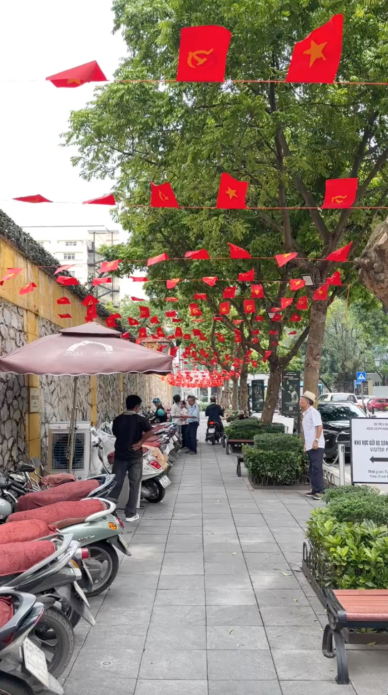 Những con phố cờ hoa rực rỡ nhất Hà Nội ngay lúc này, thu hút dân tình đến chụp ảnh check-in- Ảnh 13.