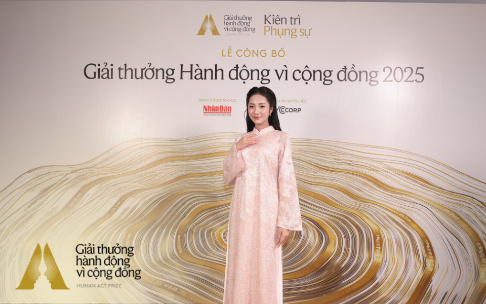 Hoa hậu Hà Trúc Linh rạng rỡ trong tà áo dài tại Human Act Prize 2025, bật mí một kế hoạch đặc biệt sắp tới- Ảnh 2.