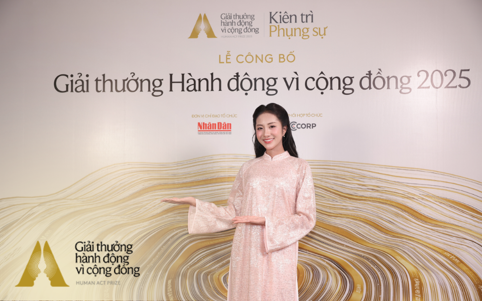 Hoa hậu Hà Trúc Linh rạng rỡ trong tà áo dài tại Human Act Prize 2025, bật mí một kế hoạch đặc biệt sắp tới- Ảnh 3.