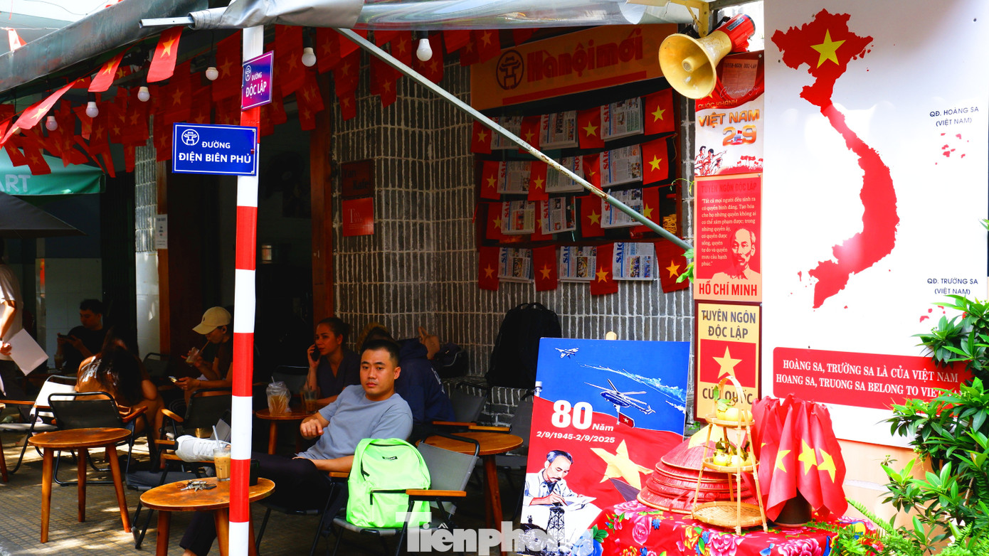 Ngắm phố phường TPHCM rực rỡ cờ hoa- Ảnh 4.