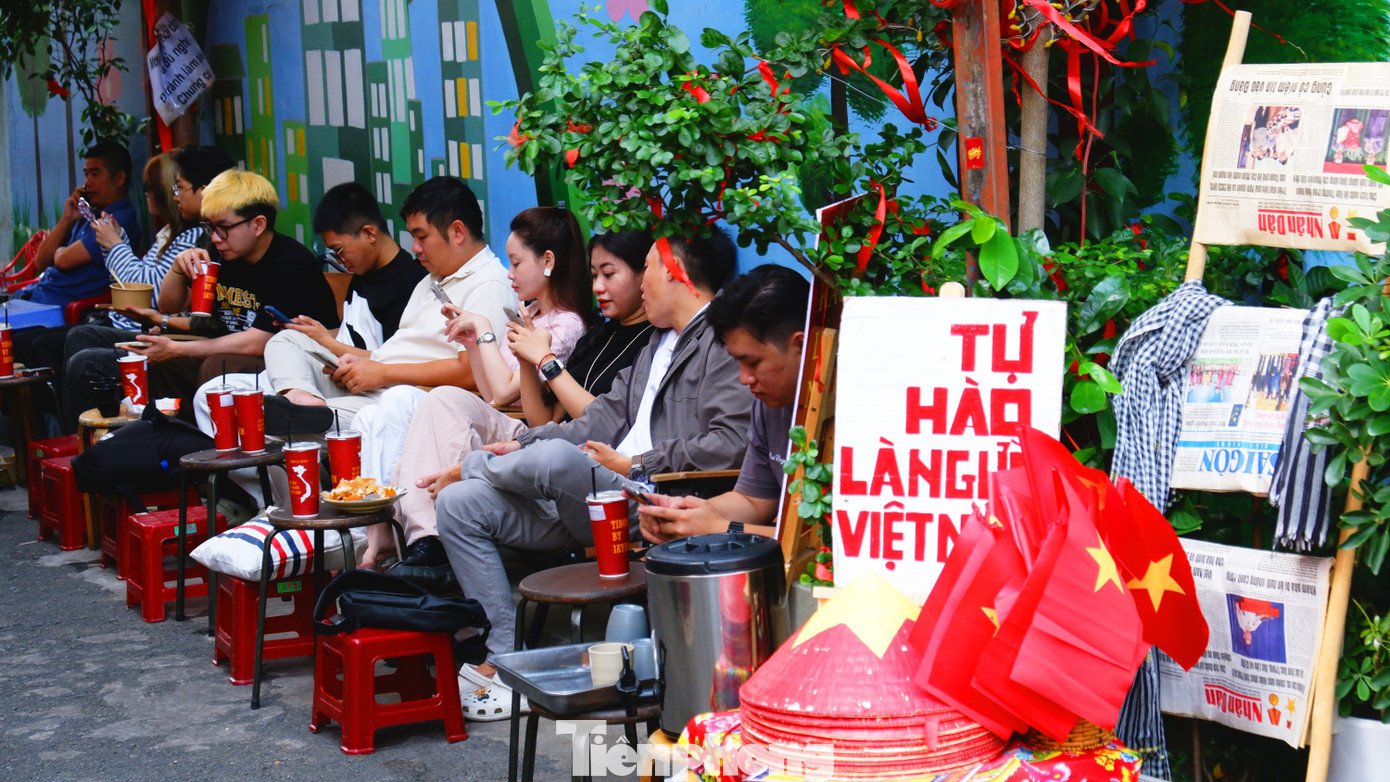 Ngắm phố phường TPHCM rực rỡ cờ hoa- Ảnh 8.