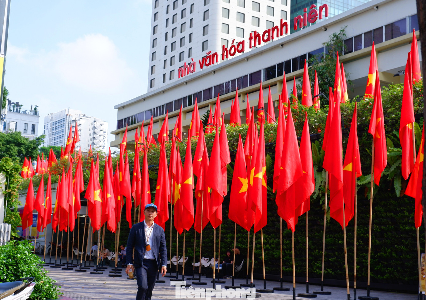 Ngắm phố phường TPHCM rực rỡ cờ hoa- Ảnh 14.