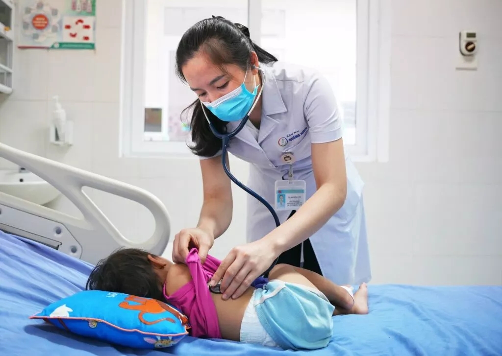 Thấy con rắn sọc đen trắng bò ngang qua người, gia đình tức tốc đưa bé gái 21 tháng đi cấp cứu- Ảnh 1.