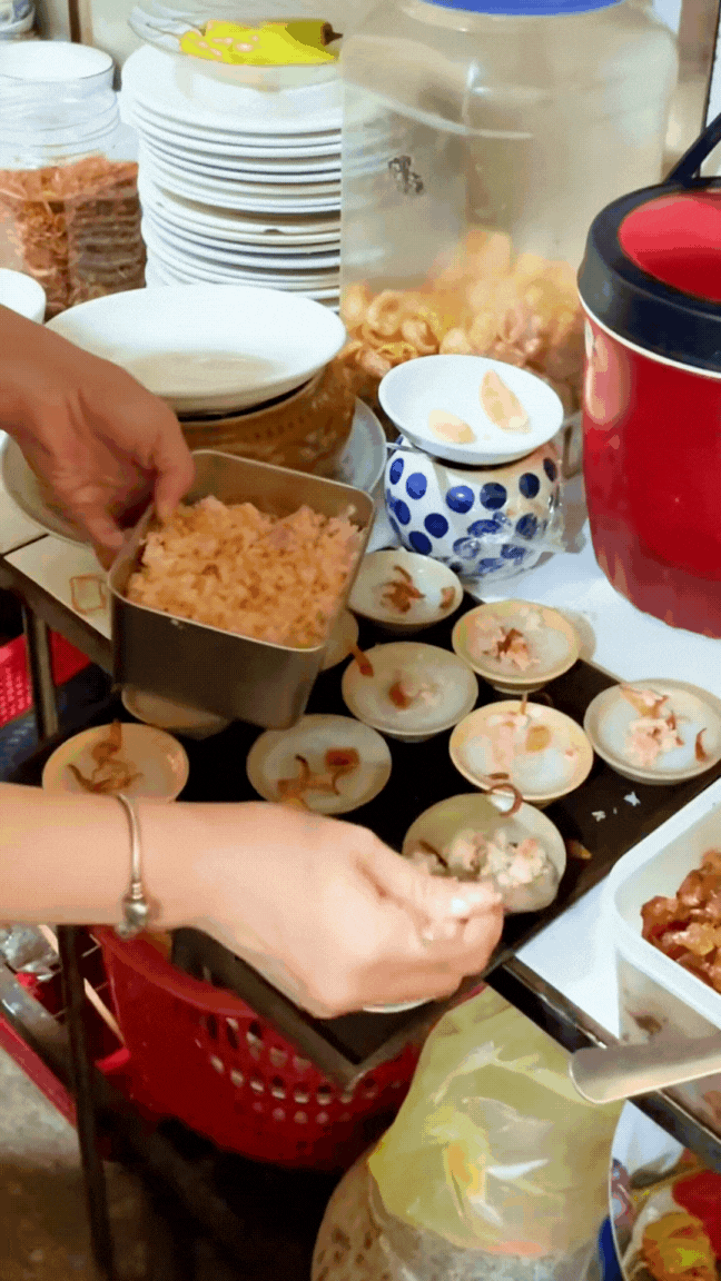 Quán bánh bèo - bánh nậm - bánh lọc 30 năm tuổi chuẩn vị Huế: Du khách thấy là thèm, người xa quê bỗng nhớ quê da diết!- Ảnh 8.