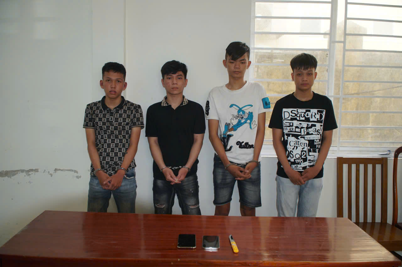 Bắt nhóm thanh niên 16 tuổi dùng dao cướp tài sản của nhiều người đi đường- Ảnh 1.