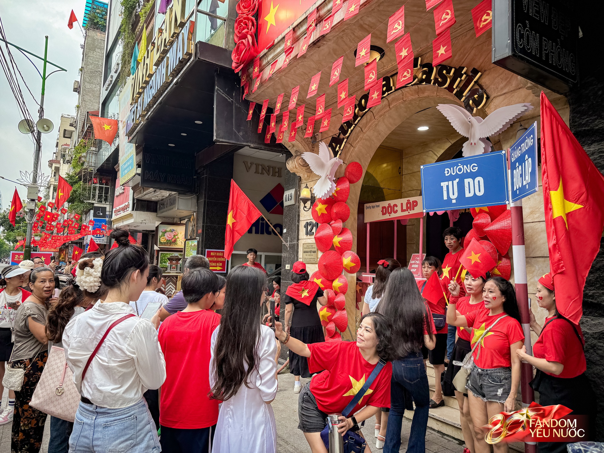 Trước nhà cầu thủ Duy Mạnh lúc này: Dân tình thích thú chụp ảnh, nhận kem miễn phí trong lúc chờ xem diễu binh- Ảnh 1.
