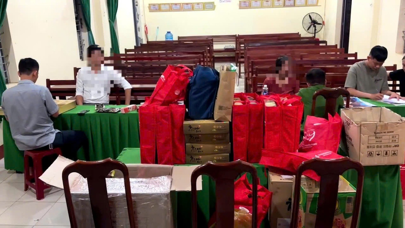 Người đàn ông mở nhiều hội thảo, rao bán hàng trăm mặt hàng không rõ nguồn gốc- Ảnh 1.